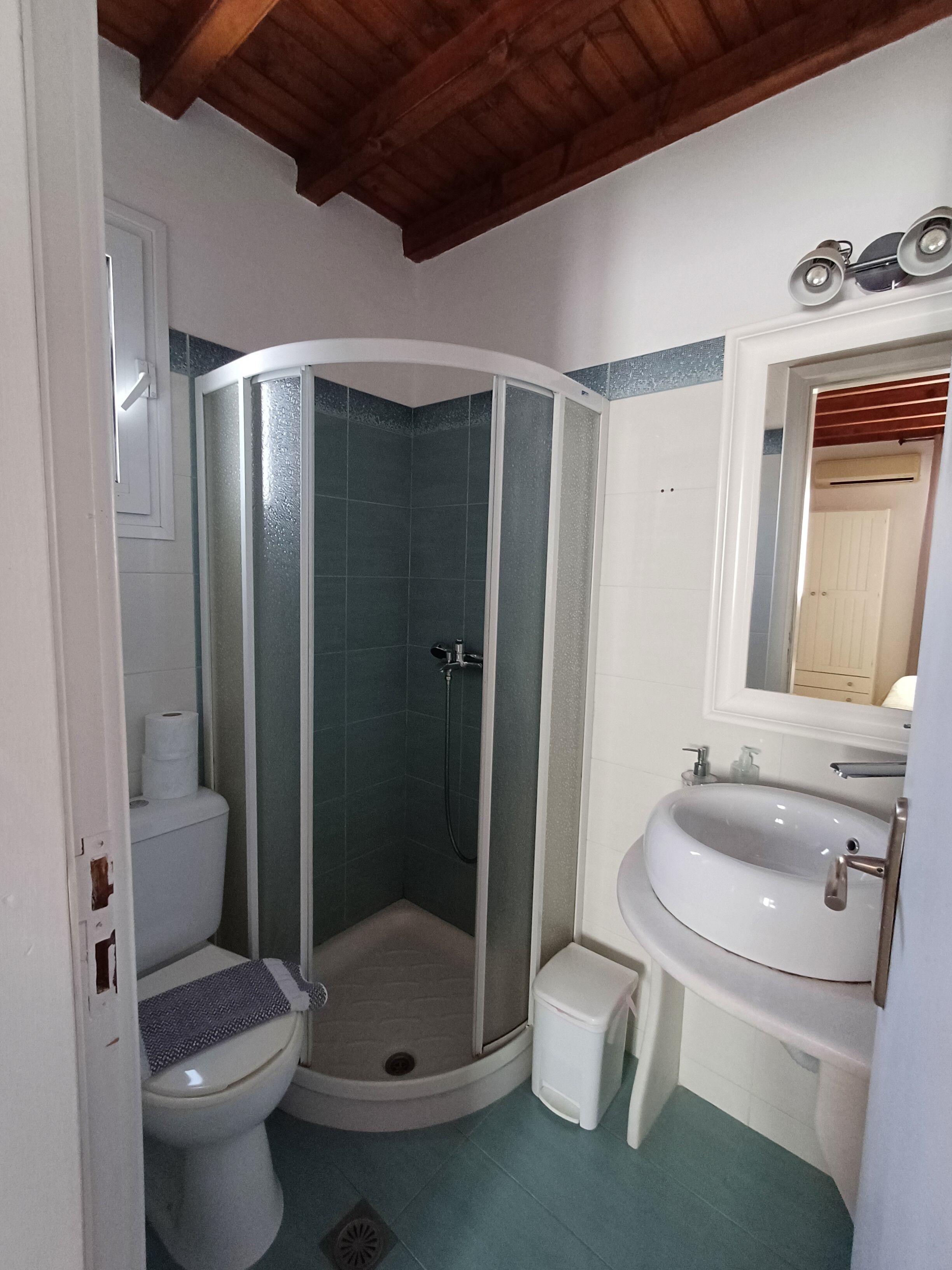 Photo - Manos Rooms
