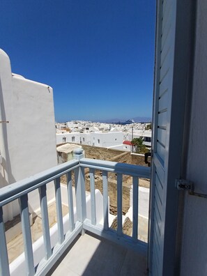 Triple Room, Sea view | Tallelokero huoneessa, äänieristys, silitysrauta/-lauta, ilmainen Wi-Fi