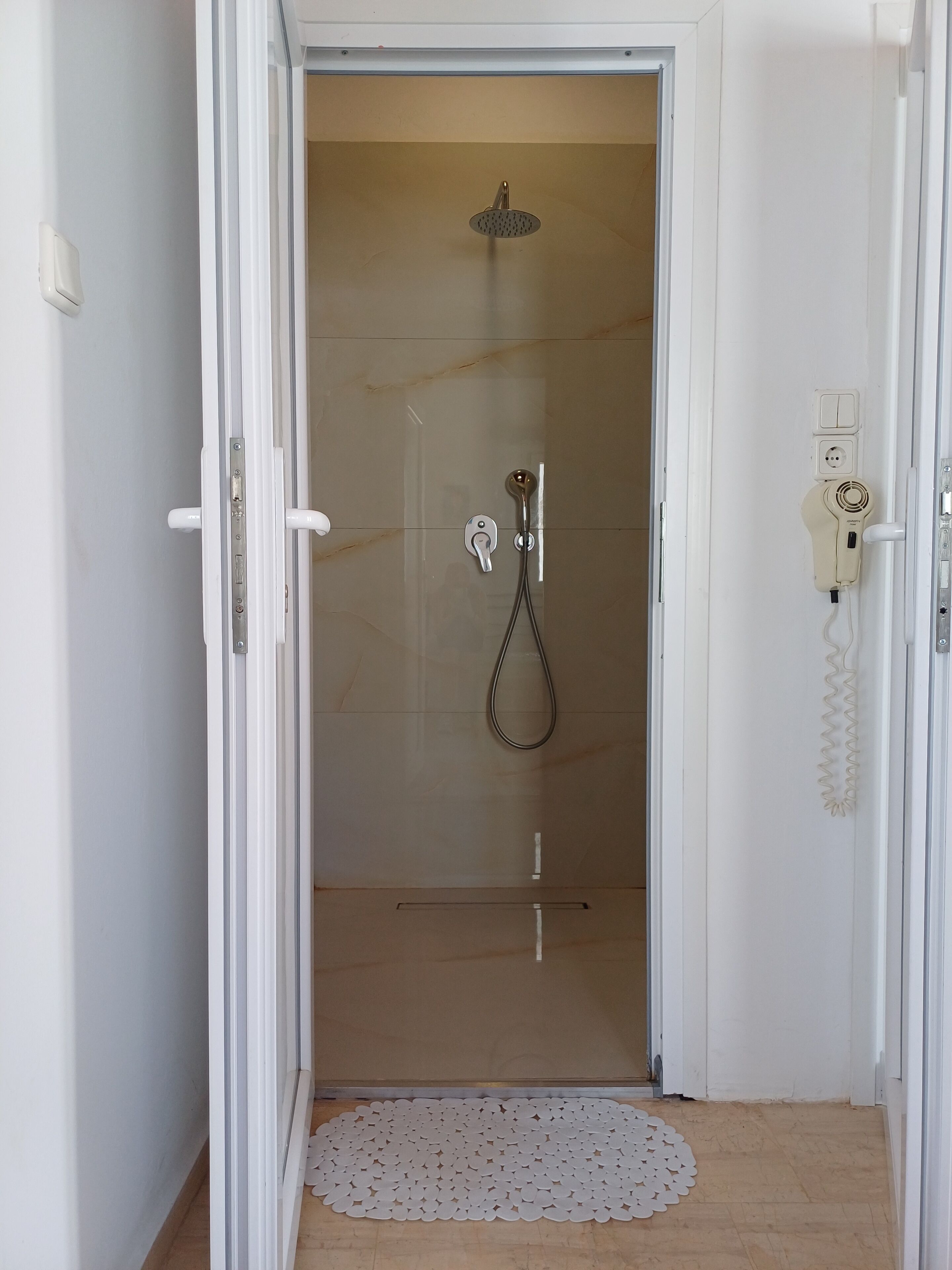 Photo - Manos Rooms
