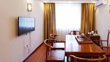 Deluxe Suite | Living room