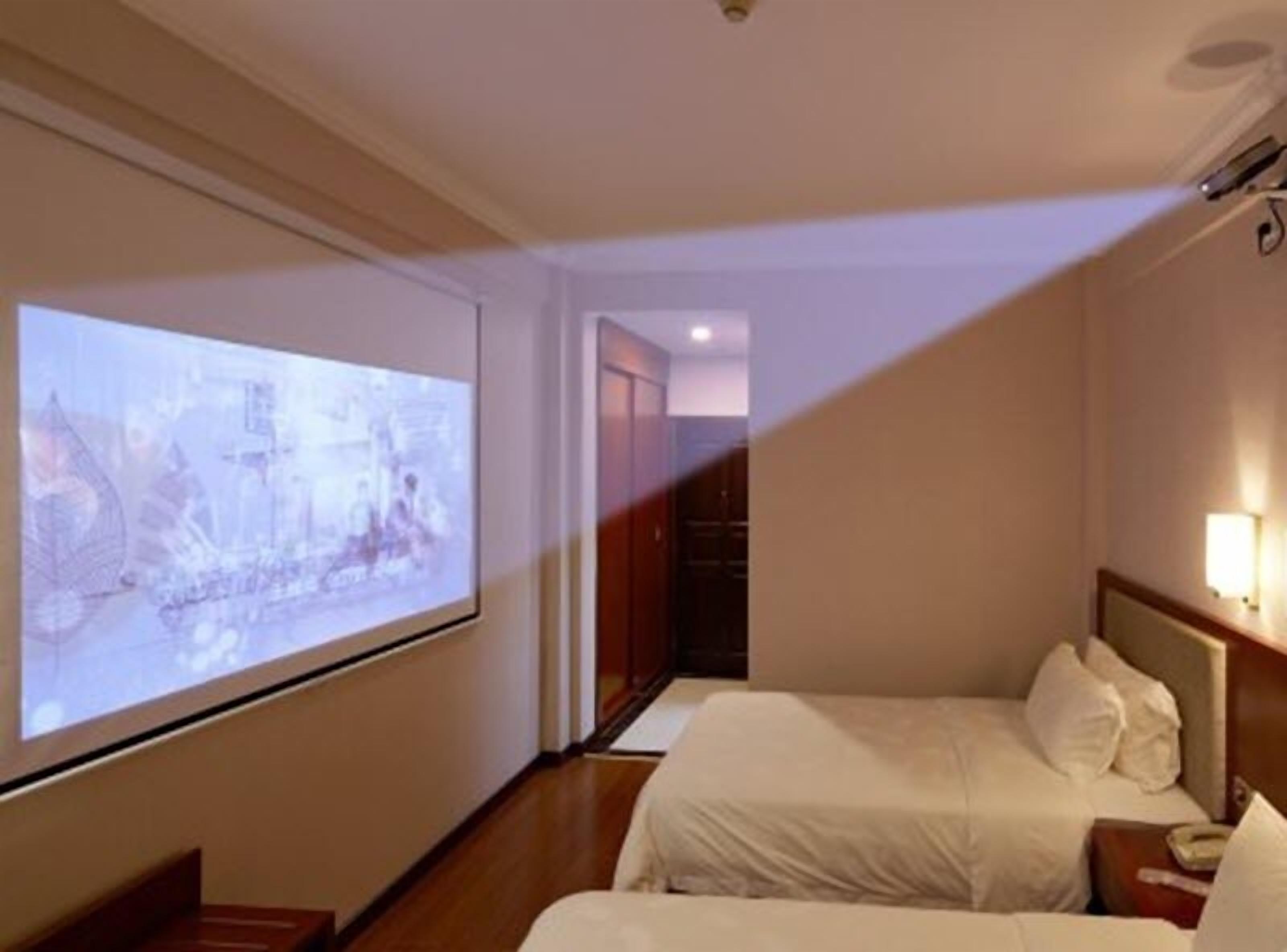 Deluxe Twin Room | Minibar, desk, blackout drapes, rollaway beds