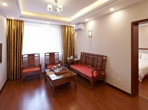 Phòng Suite Deluxe | Phòng khách | TV LCD 