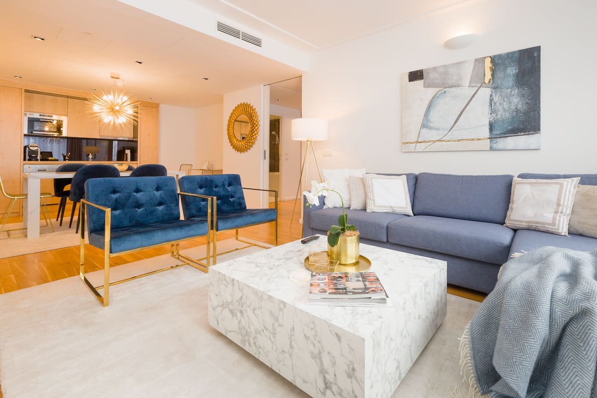 Executive appartement, 2 slaapkamers, op Executive-verdieping (with Suite, incl. 39€ cleaning fee) | Woonkamer | Een 50-inch flatscreentelevisie met satellietzenders en een televisie