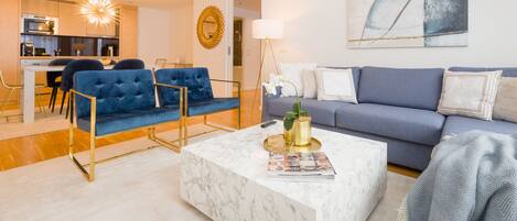 エグゼクティブ アパートメント 2 ベッドルーム エグゼクティブフロア (with Suite, incl. 39€ cleaning fee) | リビングルーム | 50 インチの薄型テレビ (衛星放送視聴可)、テレビ