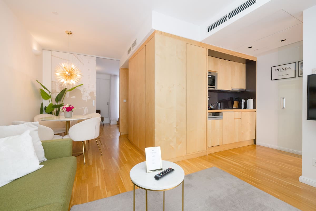 Premium appartement, 1 slaapkamer, balkon, op Executive-verdieping (incl. 29€ cleaning fee) | Woonkamer | Een 50-inch flatscreentelevisie met satellietzenders en een televisie