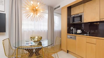 Departamento ejecutivo, 2 habitaciones, piso ejecutivo (with Suite, incl. 39€ cleaning fee) | Cocina privada | Refrigerador, microondas, parrilla de estufa y lavavajillas