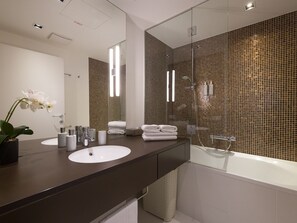 Executive Apartment, 2 Bedrooms, Executive Level (with Suite, incl. 39€ cleaning fee) | Bathroom | Shower, deep-soaking bathtub, designer toiletries, hair dryer - Rafael Kaiser - Premium Apartments City Centre  (Vienna)