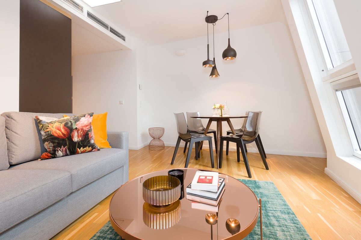 Junior appartement, 1 slaapkamer, uitzicht op stad, op Executive-verdieping (incl. 29€ cleaning fee) | Woonkamer | Een 50-inch flatscreentelevisie met satellietzenders en een televisie