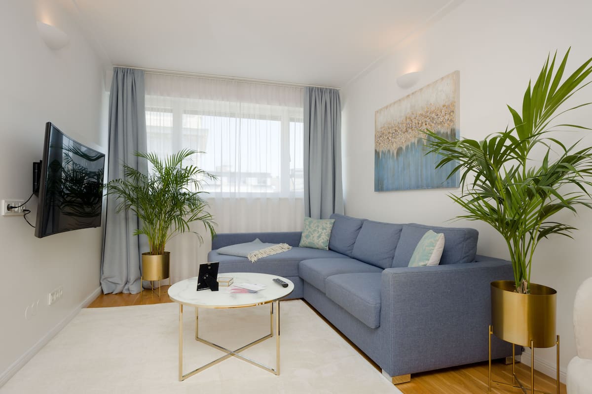 Premium appartement, 2 slaapkamers, uitzicht op stad (incl. 39€ cleaning fee) | Woonruimte | Een 50-inch flatscreentelevisie met satellietzenders en een televisie