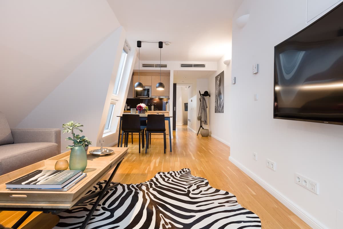Deluxe penthouse, 1 slaapkamer, terras (incl. 29€ cleaning fee) | Woonruimte | Een 50-inch flatscreentelevisie met satellietzenders en een televisie