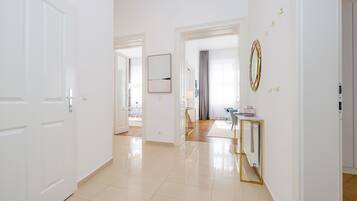 Executive-Suite | Wohnbereich | 50-Zoll-Flachbildfernseher mit Satellitenempfang, Fernseher