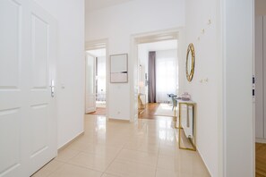 Executive Suite | Living area | 50-inch flat-screen TV with satellite channels, TV - Rafael Kaiser - Premium Apartments City Centre  (Vienna)