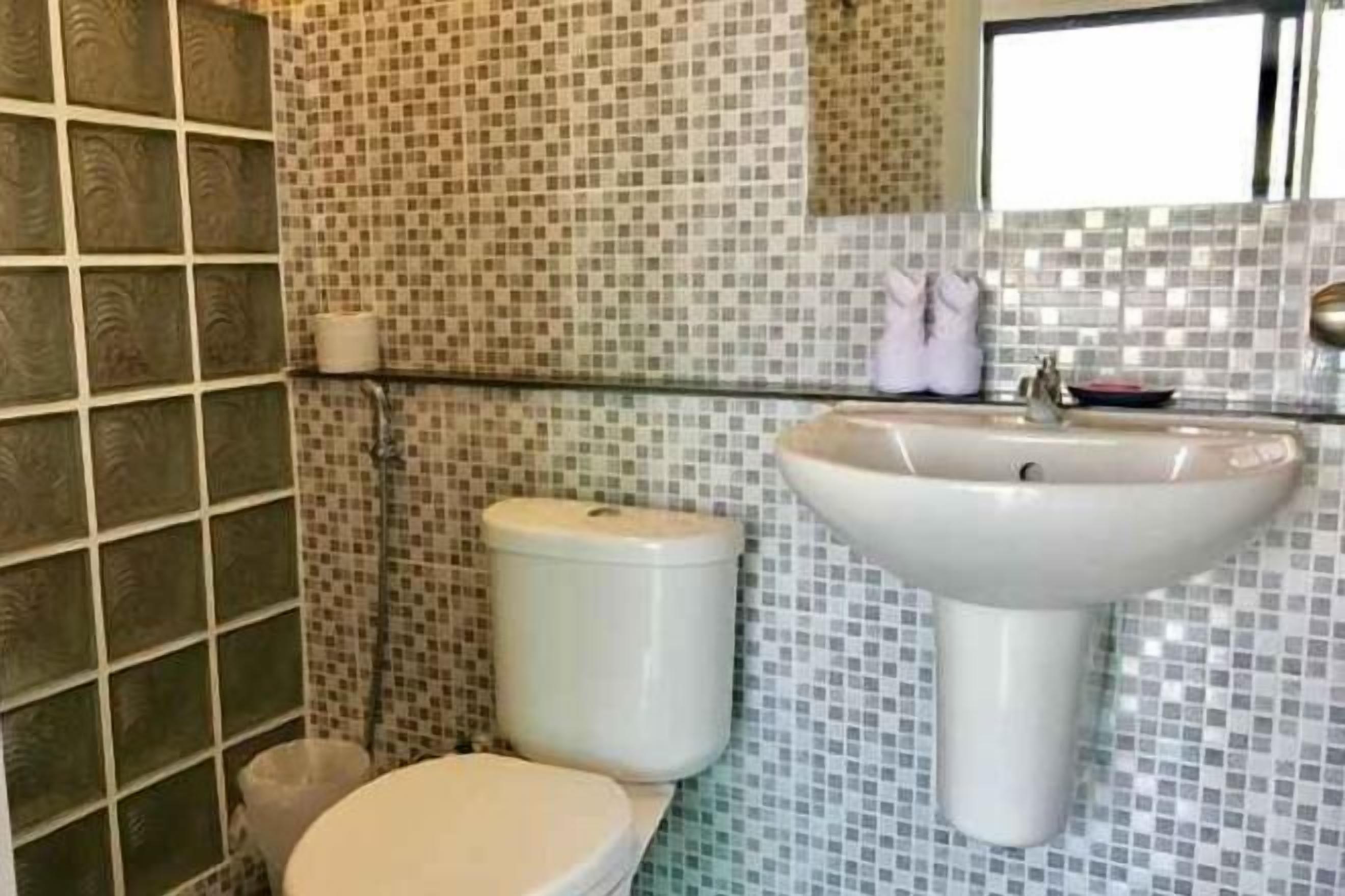 Shower, free toiletries, towels