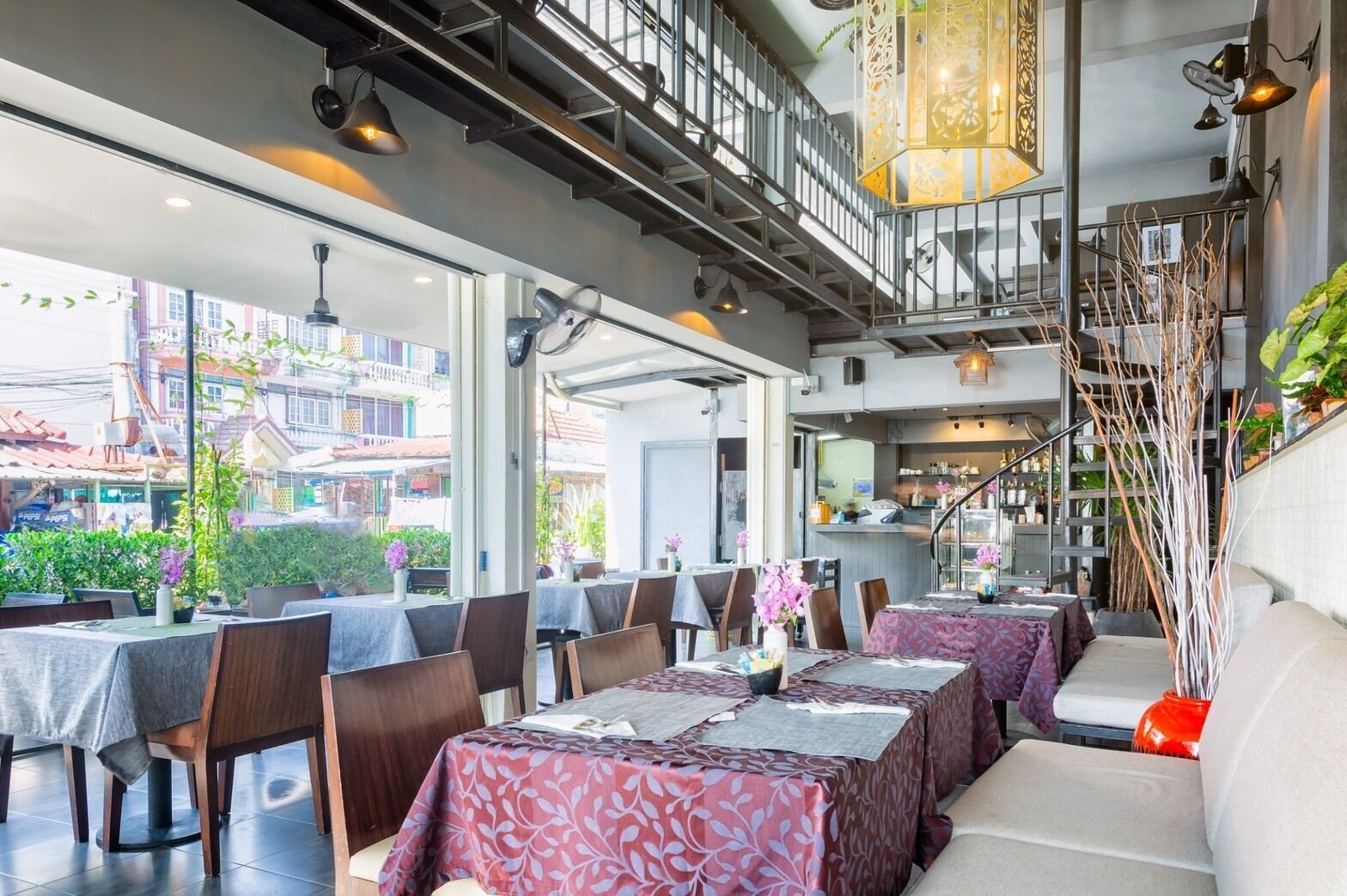 Se sirven desayunos, comidas y cocina tailandesa con vista a la playa