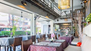 บริการอาหารเช้า อาหารกลางวัน อาหารเย็น, อาหารไทย, วิวชายหาด