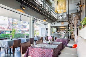 Ontbijt, serveert lunch, diner, Thaise gerechten, stranduitzicht