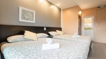 Superior Family Room, Balcony, Side Sea View | Minibar, coffres-forts dans les chambres, bureau, Wi-Fi gratuit