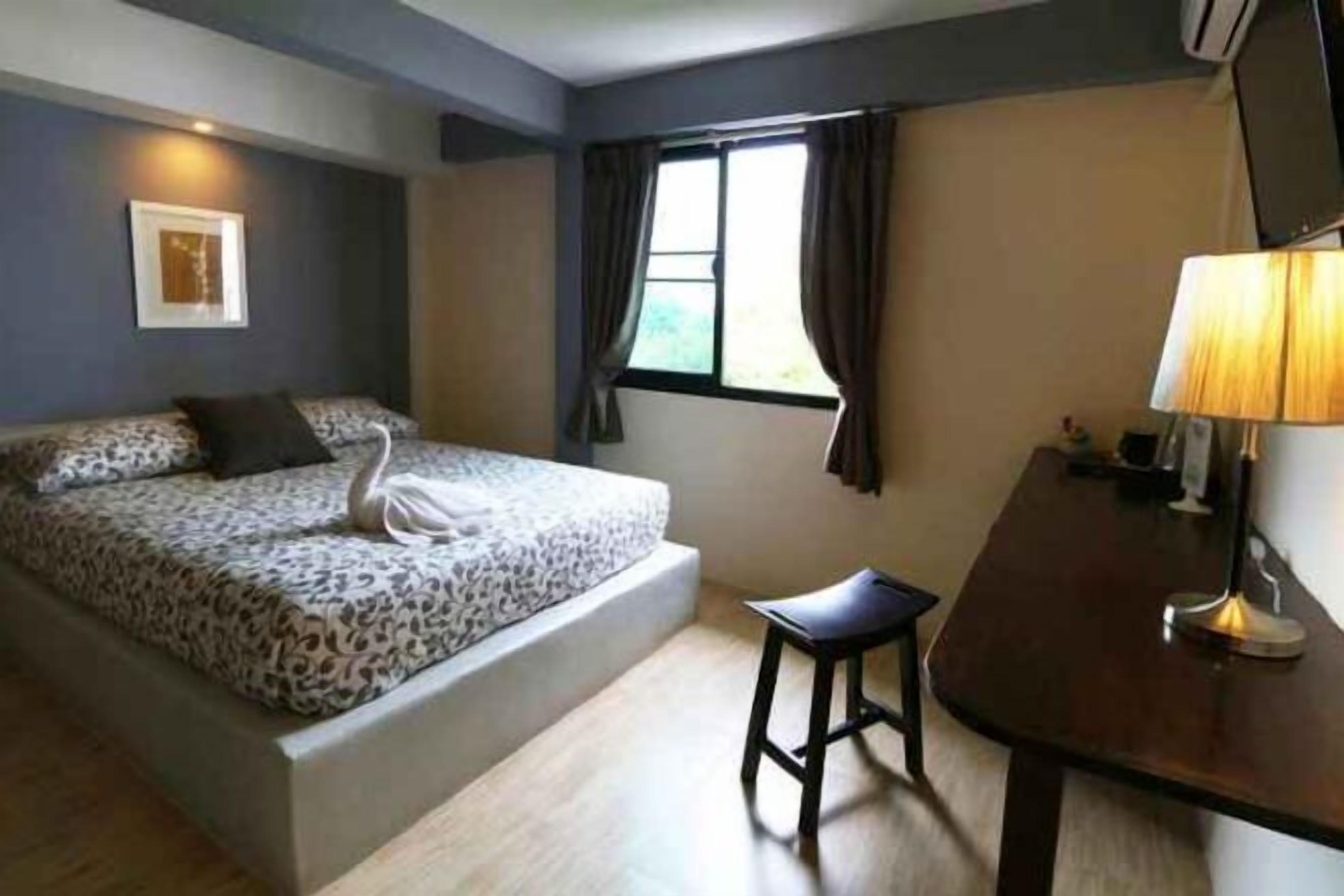 Minibar, in-room safe, desk, free WiFi