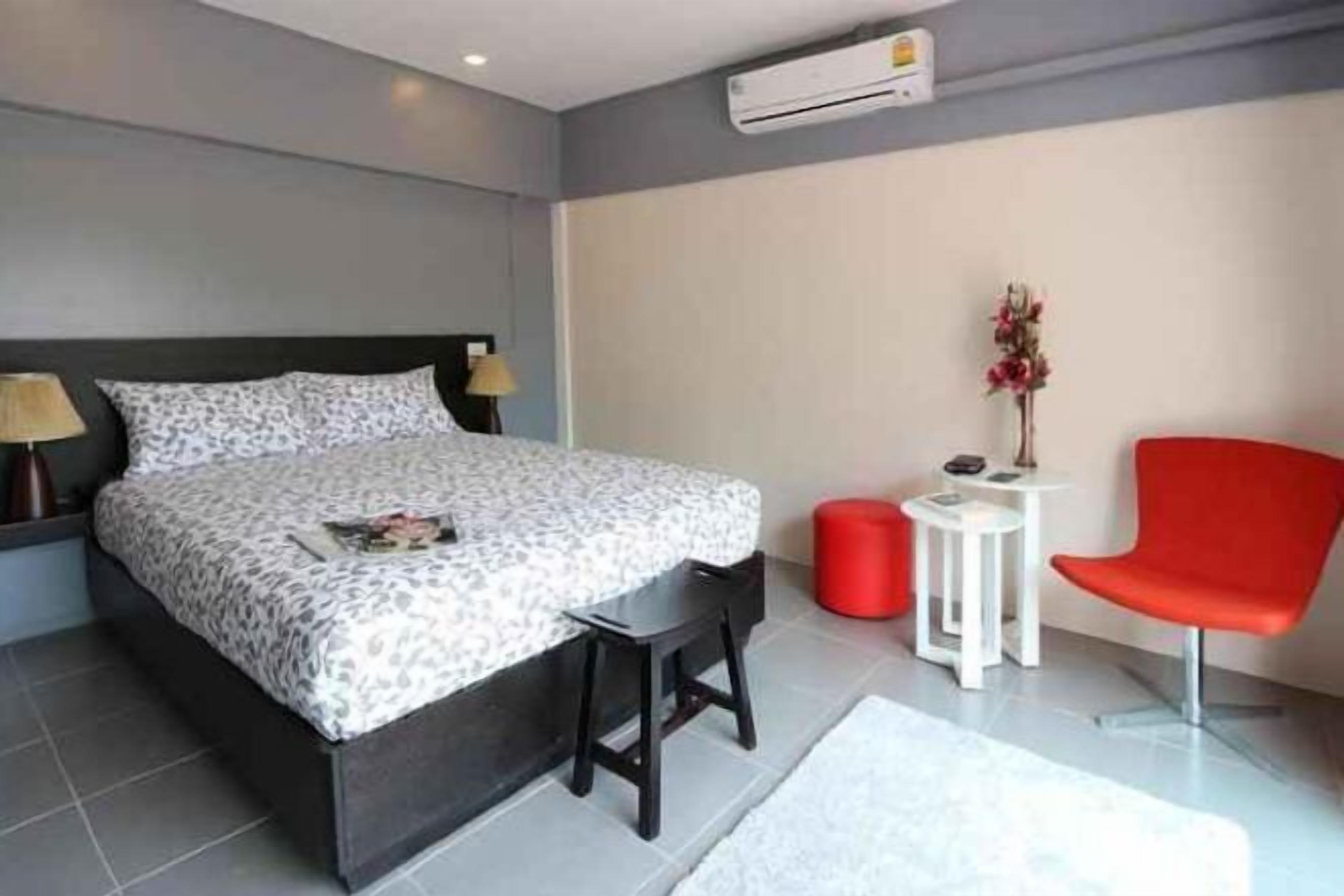 Minibar, in-room safe, desk, free WiFi