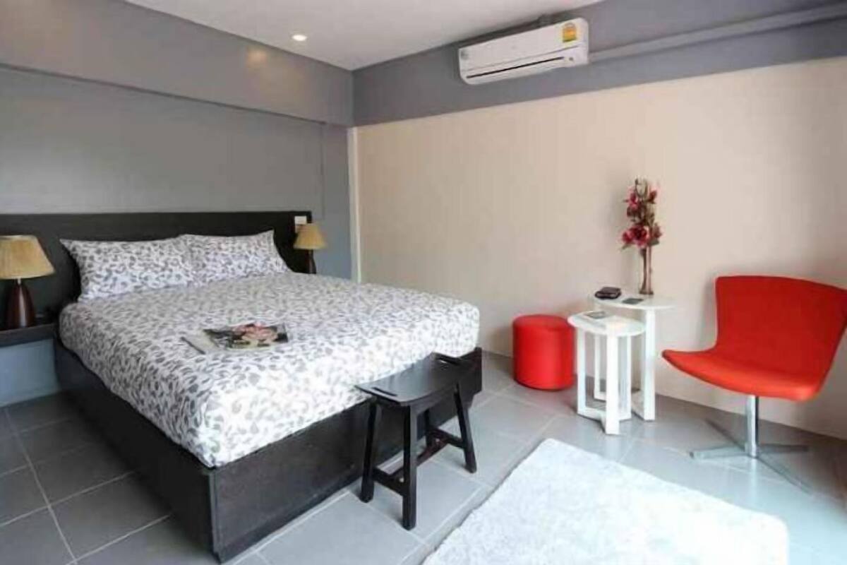 Minibar, in-room safe, desk, free WiFi