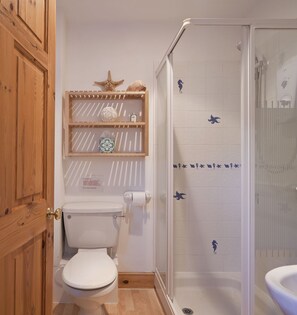 Cottage, 1 Bedroom | Bathroom | Hair dryer, towels - Shegarton Farm Cottages (Alexandria)