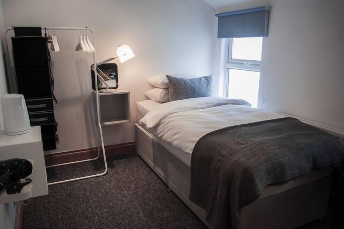 Premium bedding, desk, iron/ironing board, free WiFi