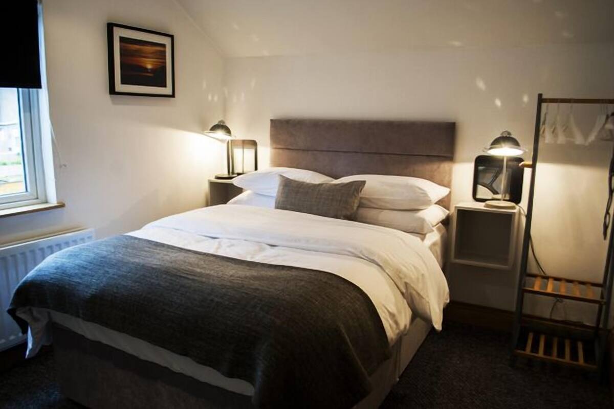 Premium bedding, desk, iron/ironing board, free WiFi