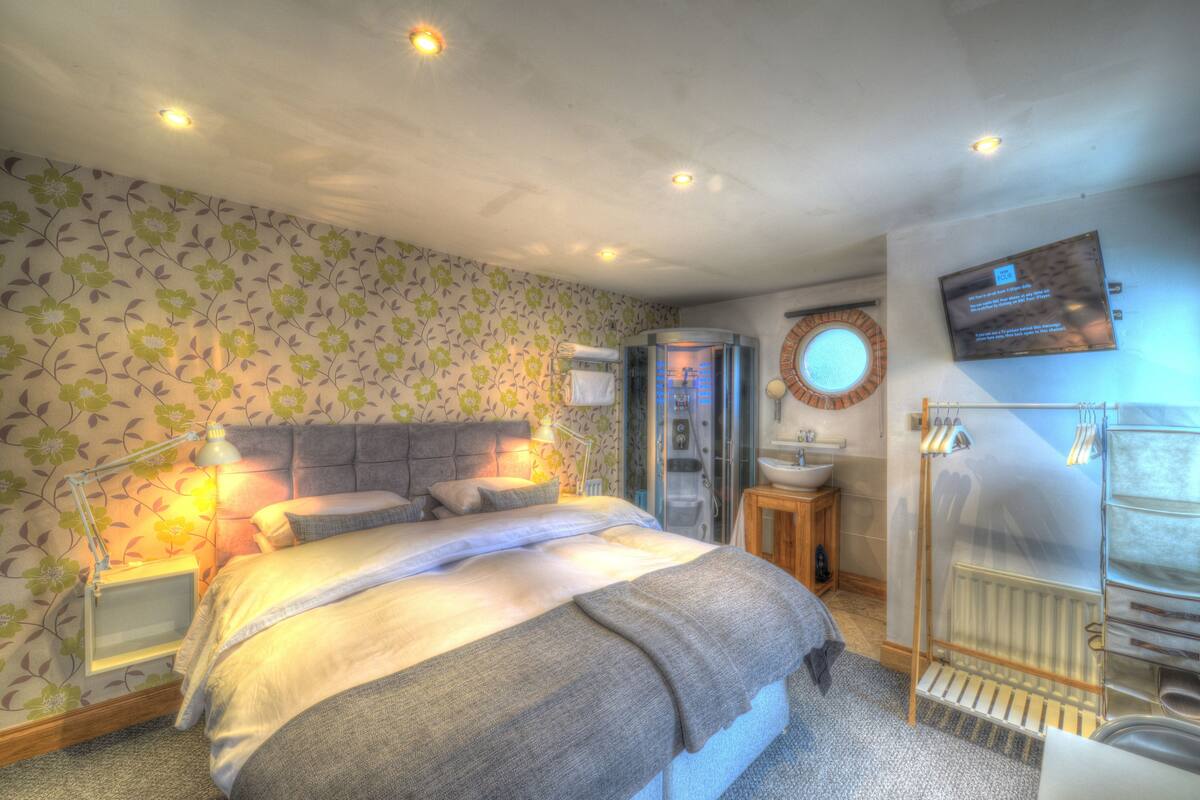 Premium bedding, desk, iron/ironing board, free WiFi
