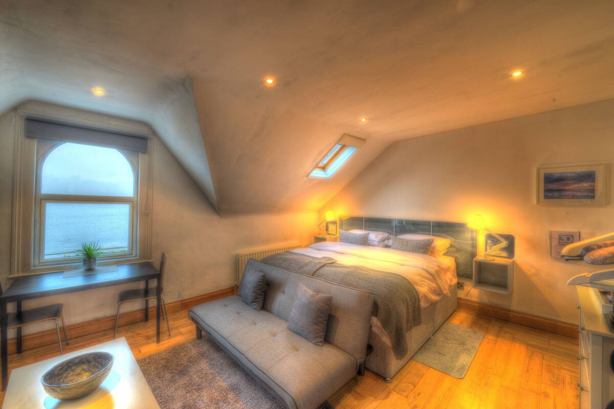 Premium bedding, desk, iron/ironing board, free WiFi