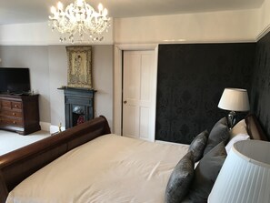 Premium bedding, pillowtop beds, free WiFi, bed sheets - Cedar House (Minehead)