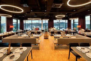 Serveert ontbijt en diner, lokale gerechten