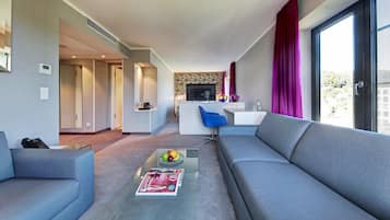 Comfort Junior Suite Silver | Living area | Flat-screen TV