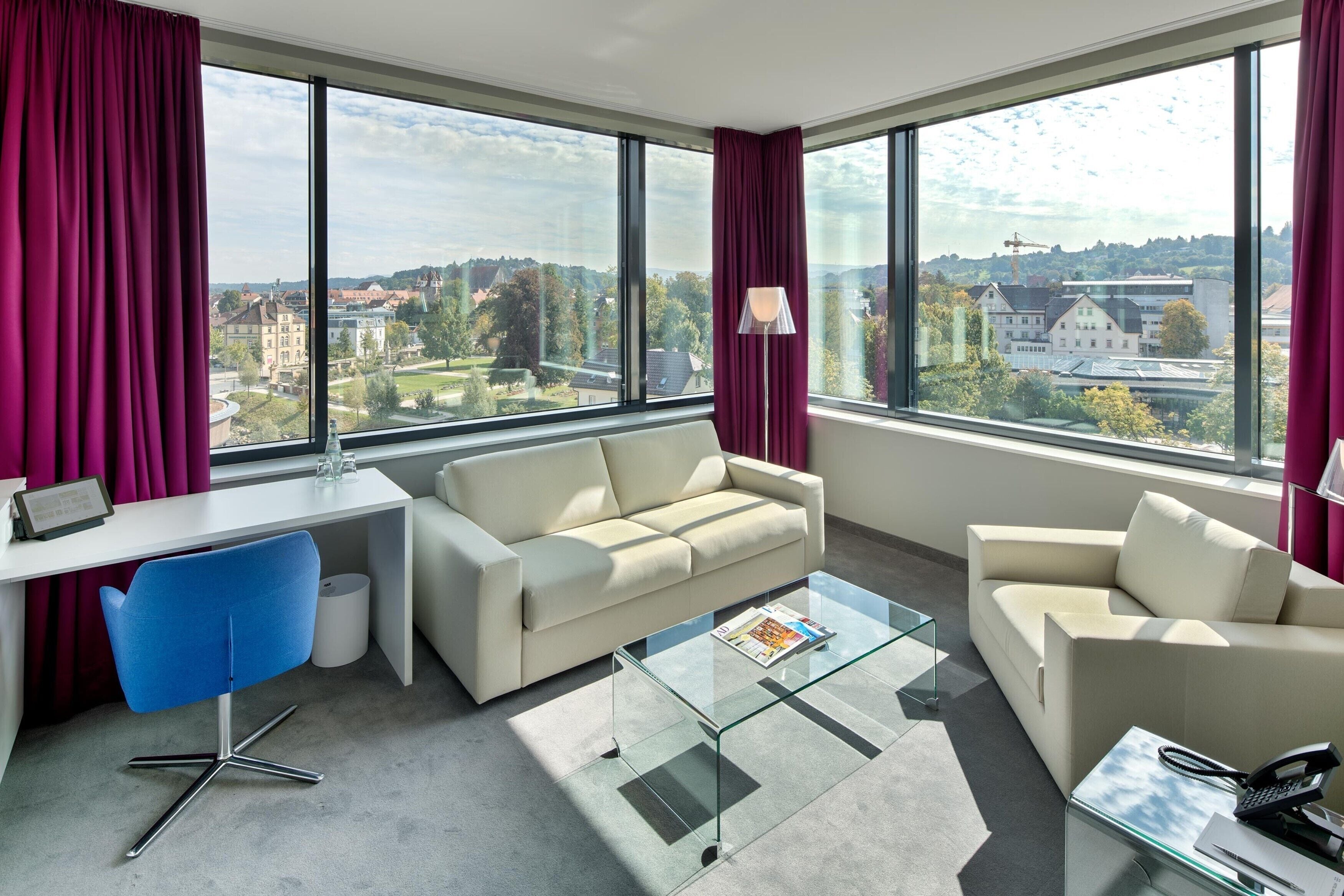 deluxe junior suite gold | living area | flat-screen tv