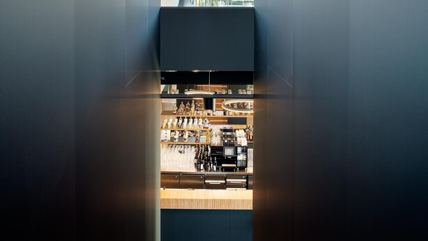 A modern staircase leading to a bar area with a view of the outdoors. - Hotel am Remspark (Schwaebisch Gmuend)