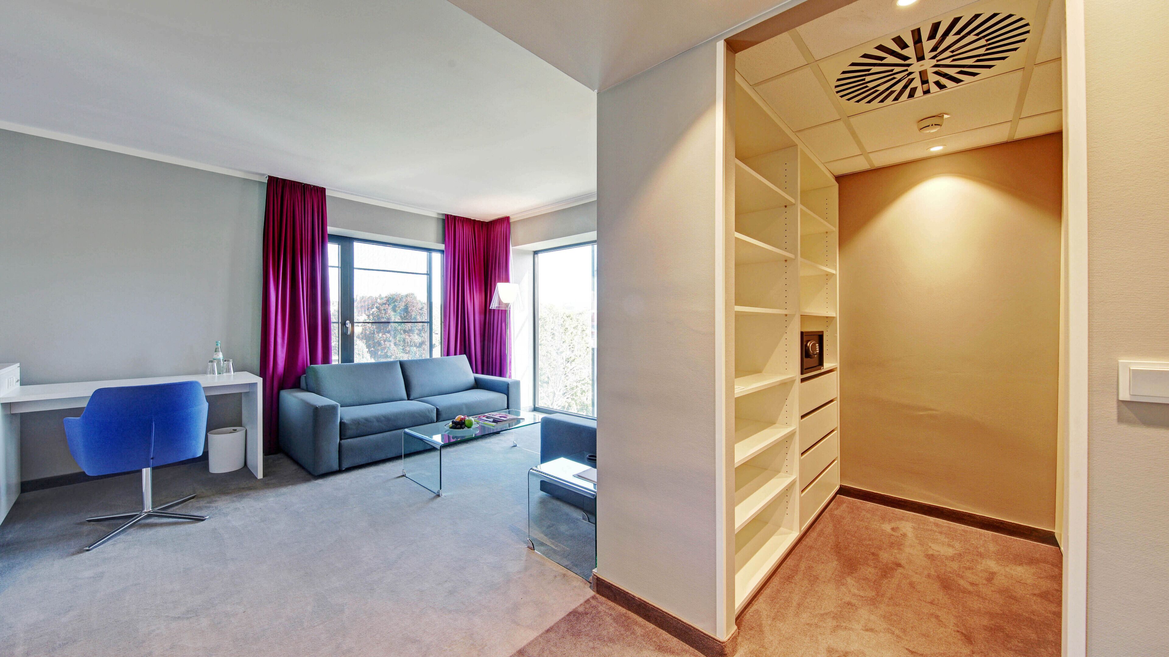 comfort junior suite silver | living area | flat-screen tv