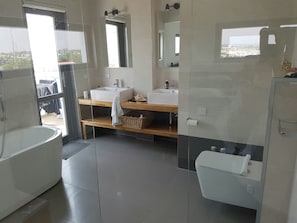 Apartment, 3 Bedrooms, Non Smoking | Bathroom | Deep-soaking bathtub, free toiletries, towels