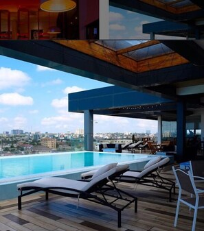 Outdoor pool, a rooftop pool - Suncity Apartments Hotel (Accra)