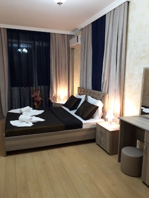 1 bedroom, premium bedding, down duvets, minibar