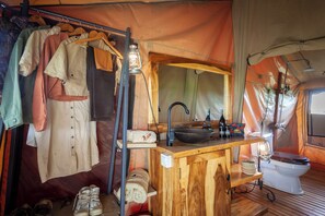 Chambre familiale | Salle de bain | Douche, articles de toilette (gratuits), serviettes fournies