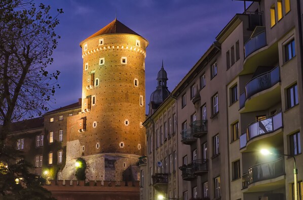 Majoituspaikan julkisivu illalla/yöllä