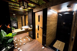 Superior Apartment (with Spa Bath) | Bathroom shower