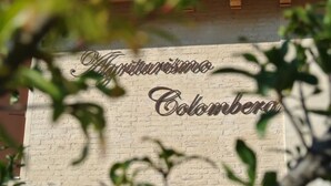 Un mur sur lequel est inscrit, dans une police décorative, le texte « Afro-turismo Colombia ».