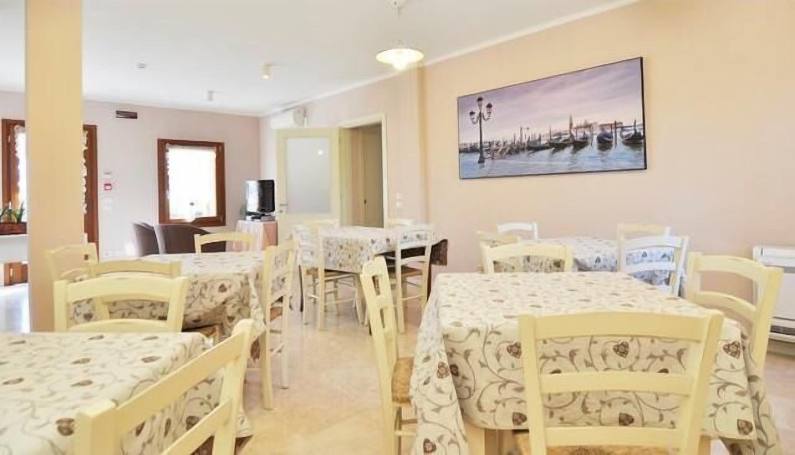 Daily continental breakfast (EUR 10 per person)