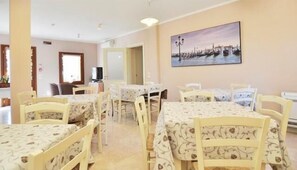 Kontinental frukost varje dag (EUR 10 per person)