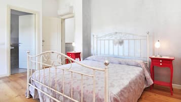 Habitació doble o amb dos llits individuals | Escriptori, bressols, llits addicionals i wifi gratuïta