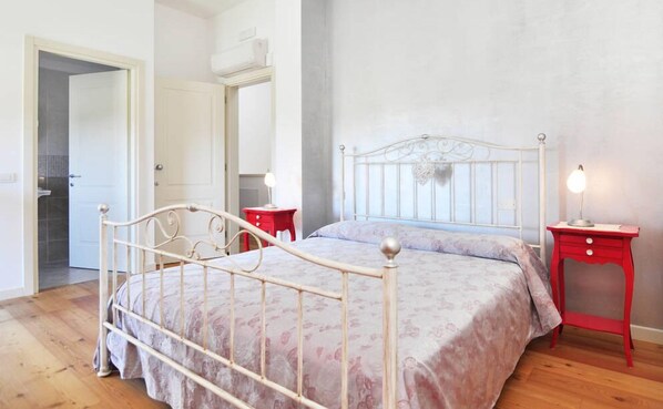 Dubbelrum eller tvåbäddsrum | Skrivbord, barnsängar, extrasängar och gratis wi-fi