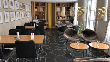 تقديم الإفطار والغداء والعشاء