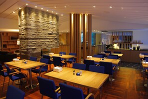 Petit déjeuner, déjeuner et dîner servis sur place