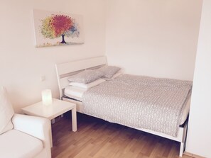 Comfort Studio | Premium bedding, desk, iron/ironing board, free WiFi - Studio near city center Vienna (Vienna)