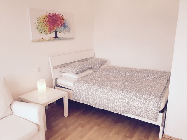Comfort Studio | Premium bedding, desk, iron/ironing board, free WiFi